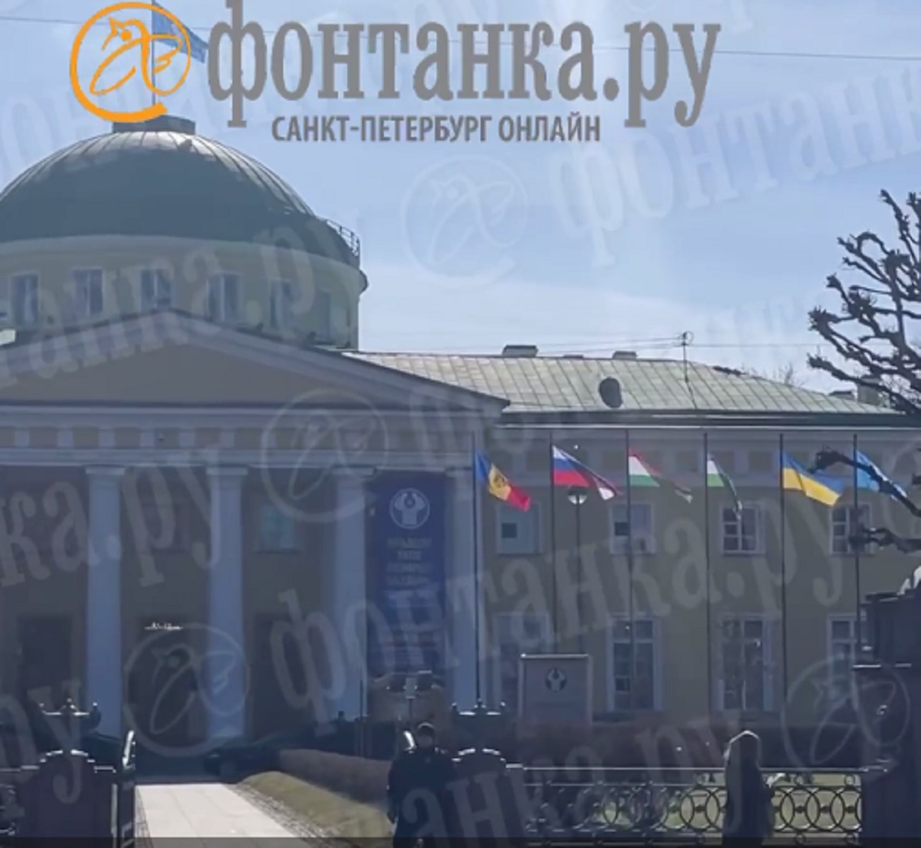 Украинский флаг у Таврического дворца в Петербурге. Скриншот видео